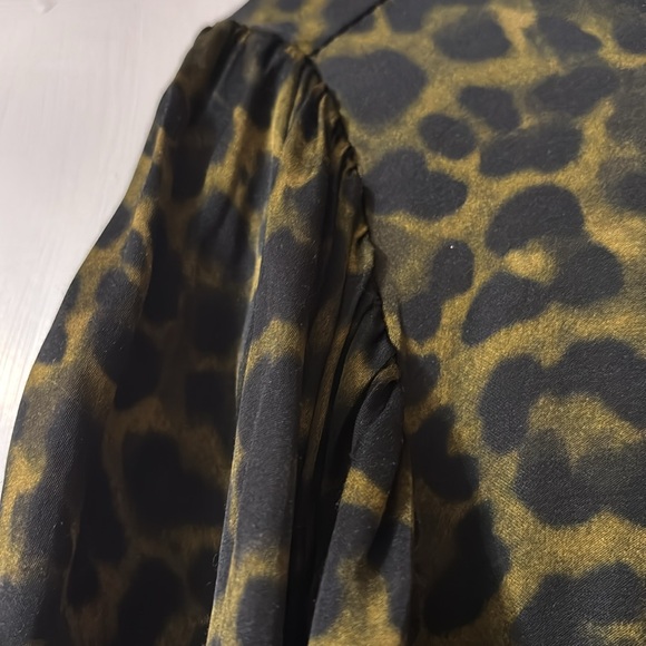 Women’s leopard print size medium blouse - Picture 4 of 5